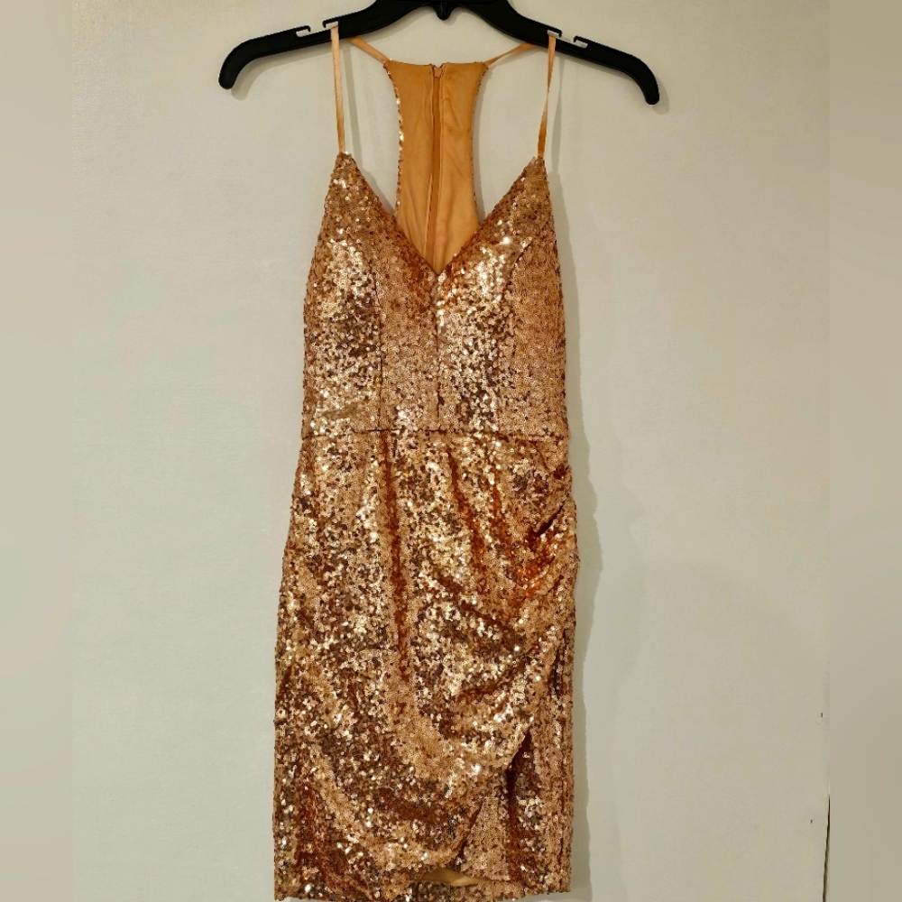 B. Style Bloomingdale's Rose Gold Full Sequin Mini Dress. Size 3